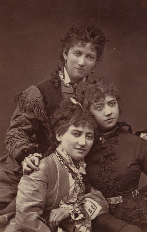 Sisters Vokes tekijältä English Photographer
