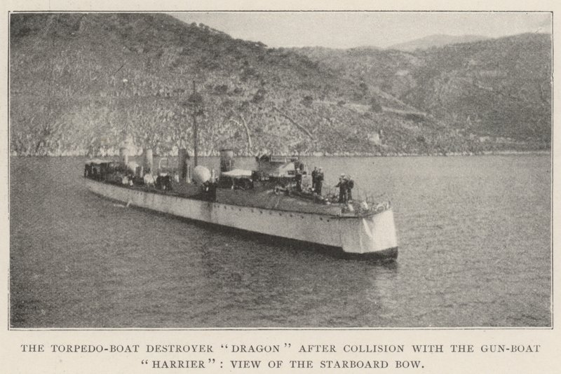 Torpedo-venehävittäjä lohikäärme törmäyksen jälkeen tykkiveneharrierin kanssa, näkymä oikeasta keulasta tekijältä English Photographer
