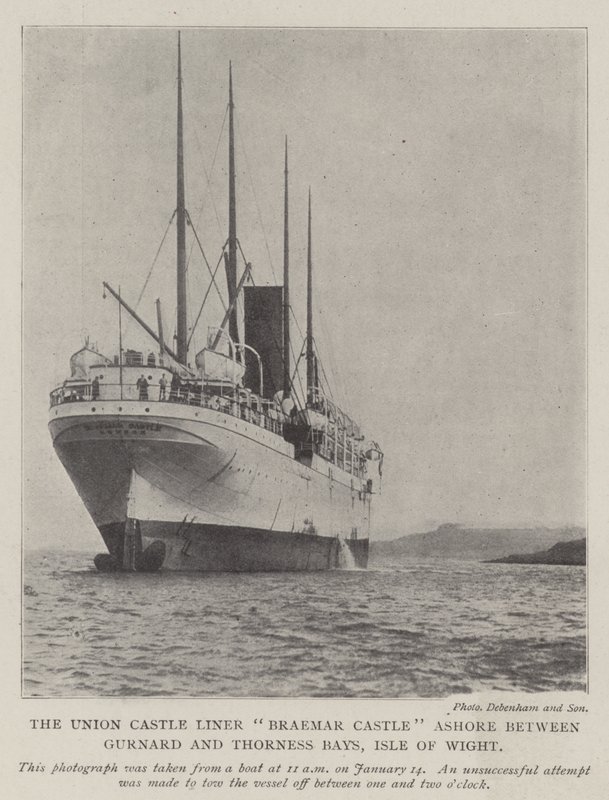 Union Castle Liner Braemar Castle Ashore Gurnardin ja Thorness Baysin välissä, Isle of Wight tekijältä English Photographer