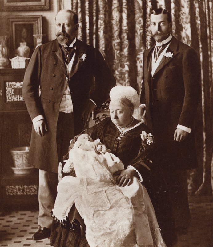 Tulevan kuningas Edward VIII:n ristiäiset, kuvassa kuningatar Victoria, kuningas Edward VII ja kuningas Yrjö V (s/w-kuva). tekijältä English Photographer
