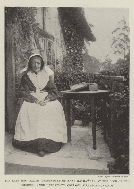 Edesmennyt rouva Baker (Anne Hathawayn jälkeläinen) asuinpaikkansa ovella, Anne Hathaways Cottage, Stratford-on-Avon tekijältä English Photographer