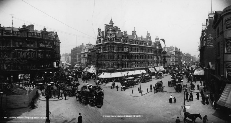 Tottenham Court Road ja Oxford Street, Lontoo tekijältä English Photographer