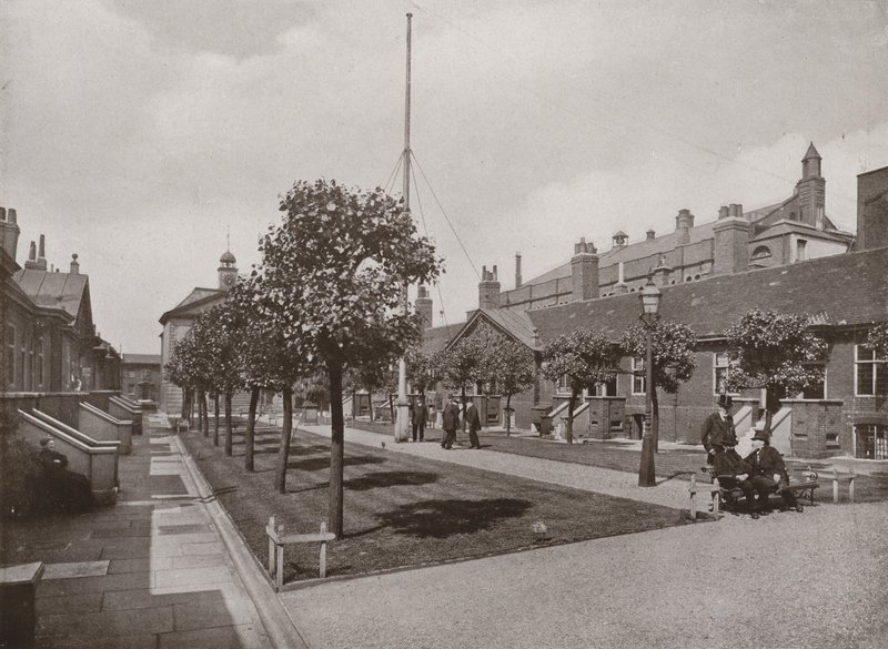 Trinity Hospital, Mile End Road tekijältä English Photographer