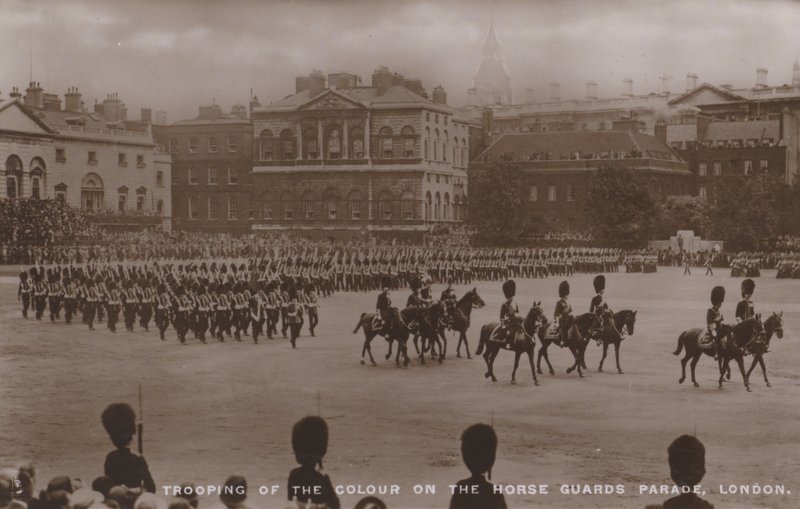 Värikulkue Horse Guards Paradeilla Lontoossa (s/w-kuva) (s/w-kuva) tekijältä English Photographer