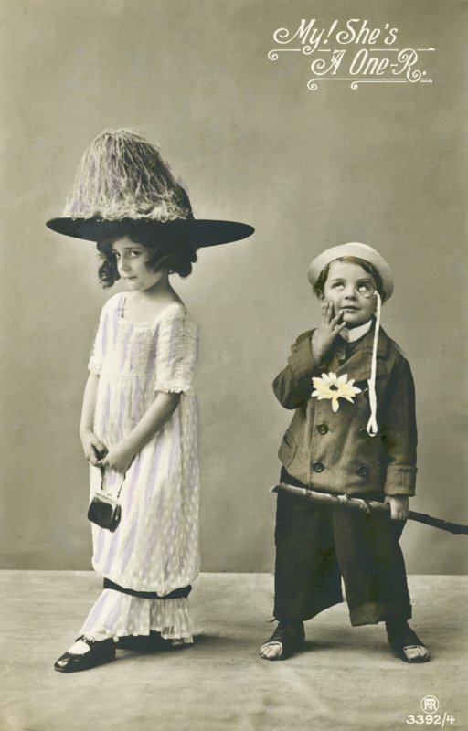 Kaksi lasta hienossa mekossa (värikuva) tekijältä English Photographer