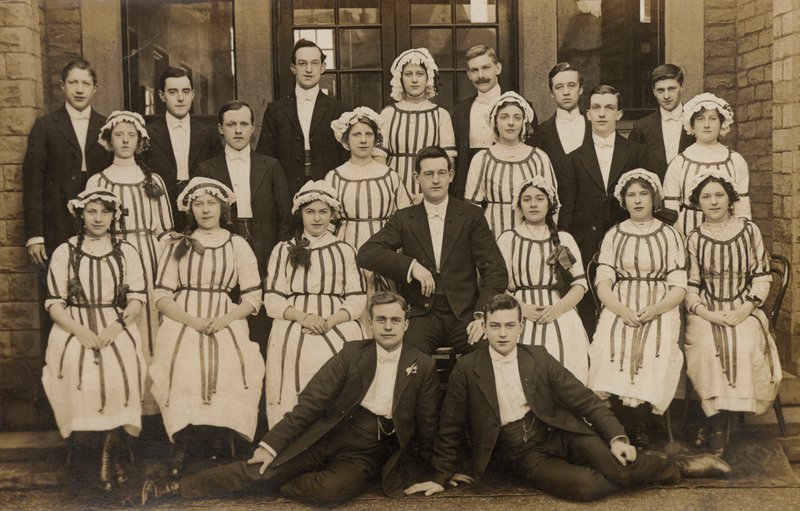 Epätavallinen ryhmä nuoria miehiä ja naisia, 1900-luvun alku (s/w valokuva) tekijältä English Photographer