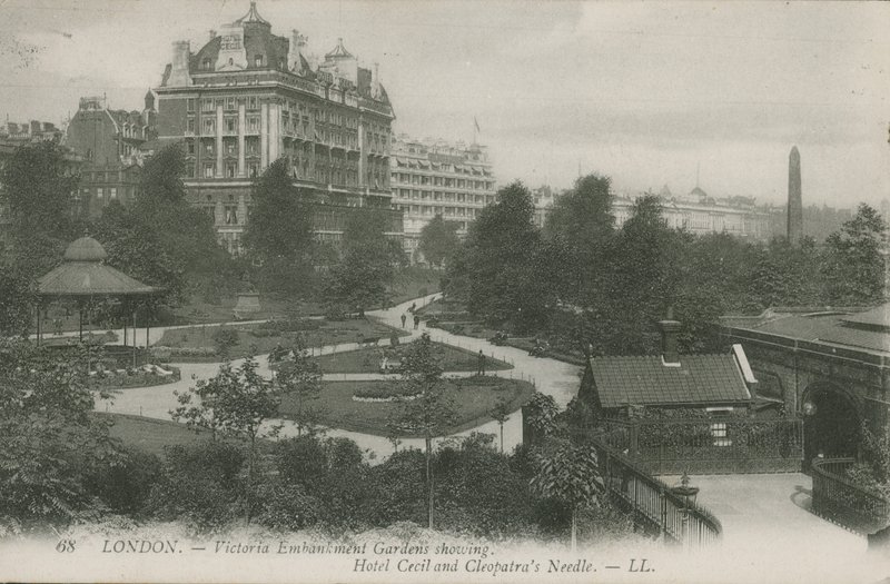 Victoria Embankment Gardens, esittelyssä Hotel Cecil ja Cleopatras Needle, Lontoo tekijältä English Photographer