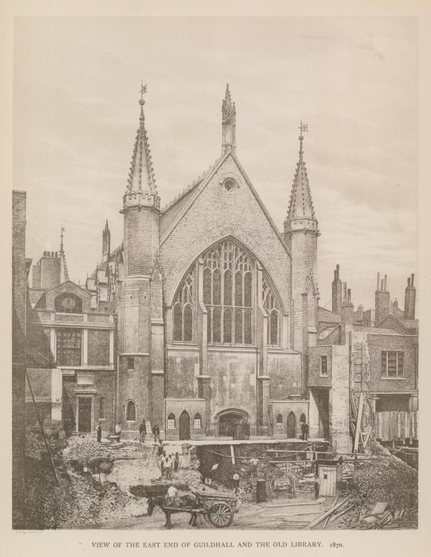 Näkymä Guildhallin itäpäästä Lontoossa ja vanhasta kirjastosta, 1870 tekijältä English Photographer