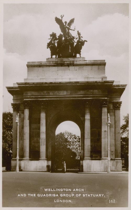 Wellington Arch ja Quadriga Group of Statuary tekijältä English Photographer