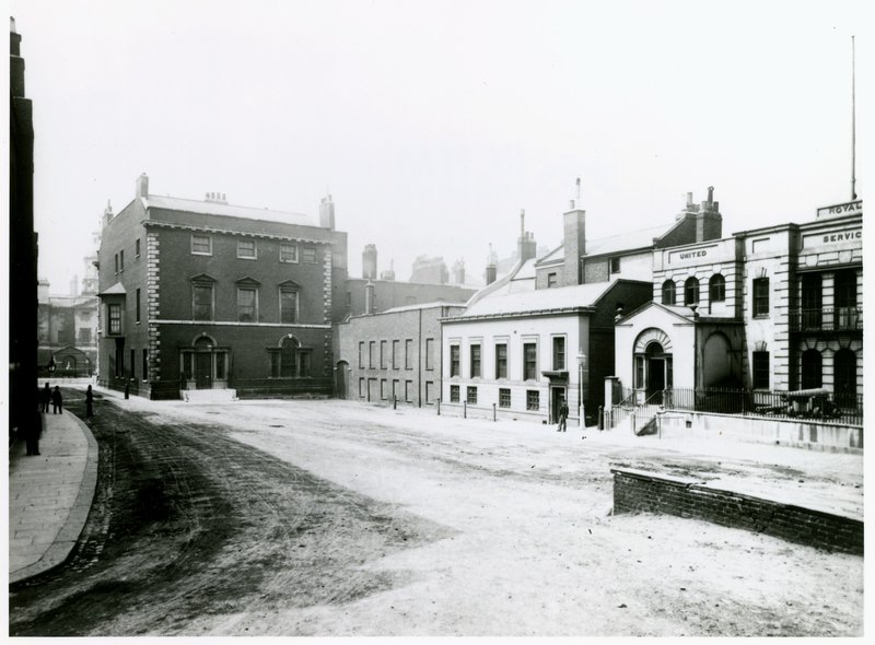 Whitehall Court or Yard, Vanbrugh House, purettu 1898 tekijältä English Photographer