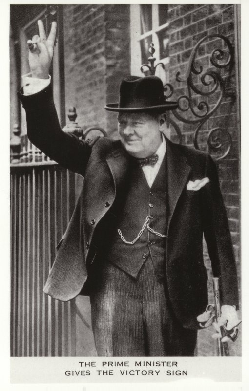 Winston Churchill tekemässä Victory-kylttiä Downing Street 10:n ulkopuolella, 5. kesäkuuta tekijältä English Photographer