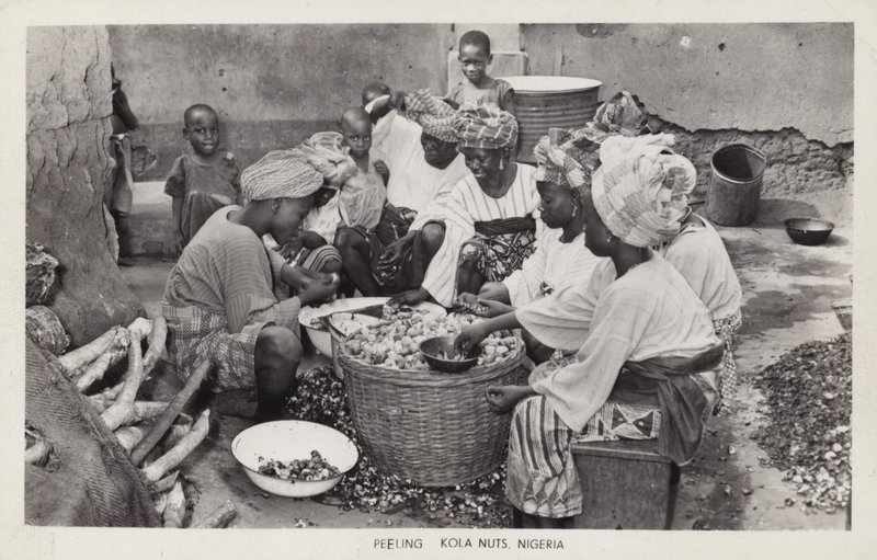 Naiset kuorivat kolapähkinöitä, Nigeria (m/w kuva) tekijältä English Photographer