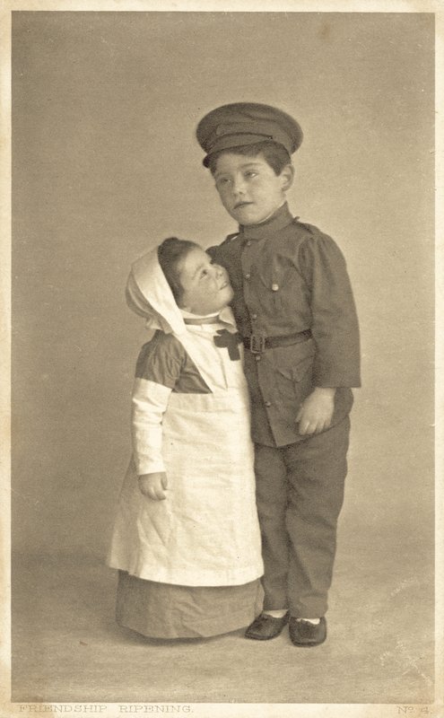 Nuori tyttö ja poika WW1-roolipelissä (m/w kuva) tekijältä English Photographer