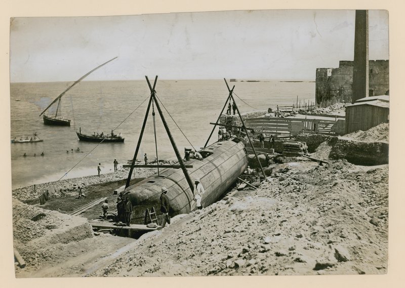 Kleopatras Neula, kuljetetaan Aleksandriasta tekijältä English School