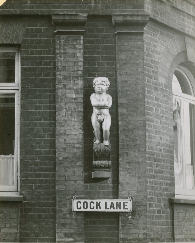 Cock Lane ja lihava poika tai Golden Boy -patsas; valokuva tekijältä English School