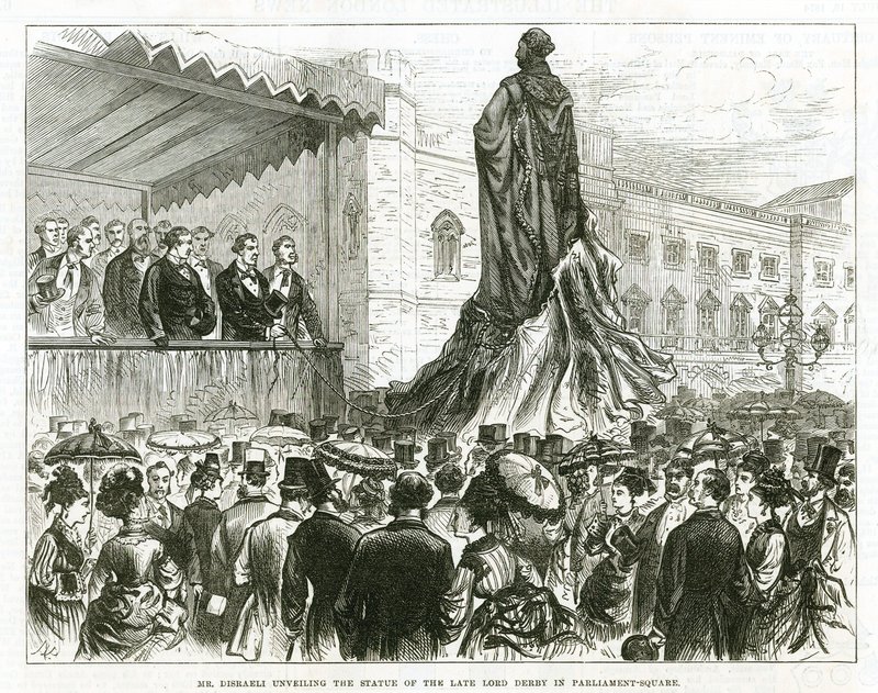 Disraeli paljastaa edesmenneen Lord Derbyn patsaan Parliament Squarella Westminsterissä tekijältä English School