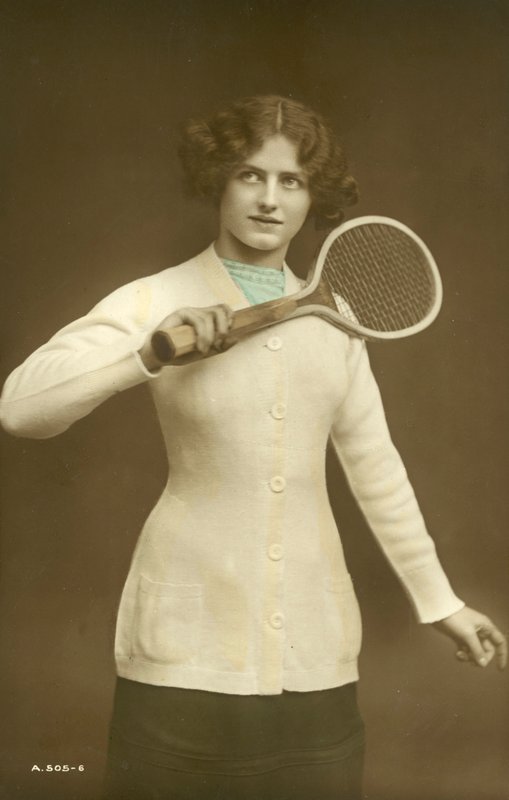 Tyttö pitelee tennismailaa (värikuva) tekijältä English School