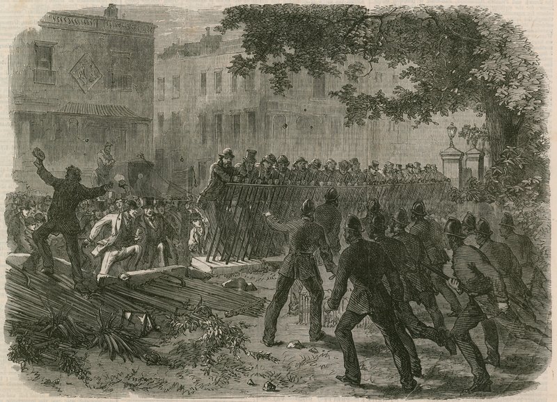 The Riot in Hyde Park: Väkijoukko kaatamassa kaiteita Park Lanessa tekijältä English School