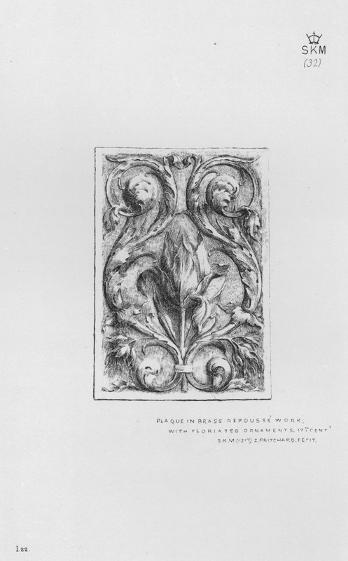 Victoria and Albert Museum: Messingistä valmistettu plakki, jossa on floraloituja koristeita tekijältä English School