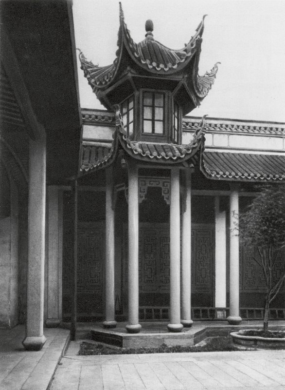 Changshafu, Chen kia tze tang, Hunan, Chen-suvun esi-isien temppeli, pääpihan kellotorni (s/w kuva) tekijältä Ernst Boerschmann