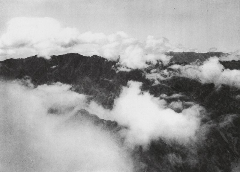 Hua shan, Pai yun, Shensi, Valkoiset pilvet Pyhän vuoren huipun ympärillä (s/w kuva) tekijältä Ernst Boerschmann