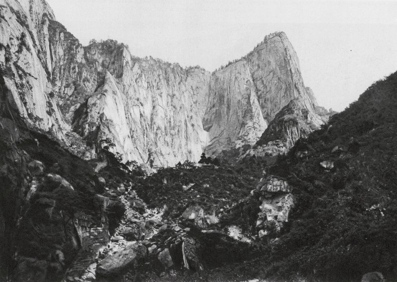 Hua shan, Shensi, viiden huipun vuoren sylinteri, keskimmäinen ja läntinen huippu (s/w-kuva). tekijältä Ernst Boerschmann