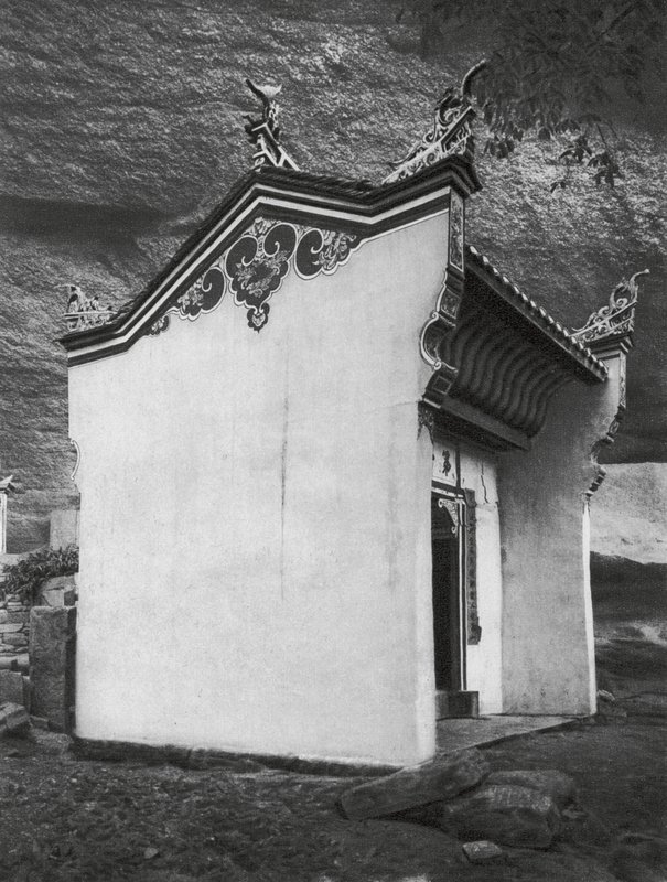 Ichangfu, Lung wang tung, Hupei, Lohikäärmekuninkaan temppelin porttisali (s/w-kuva). tekijältä Ernst Boerschmann