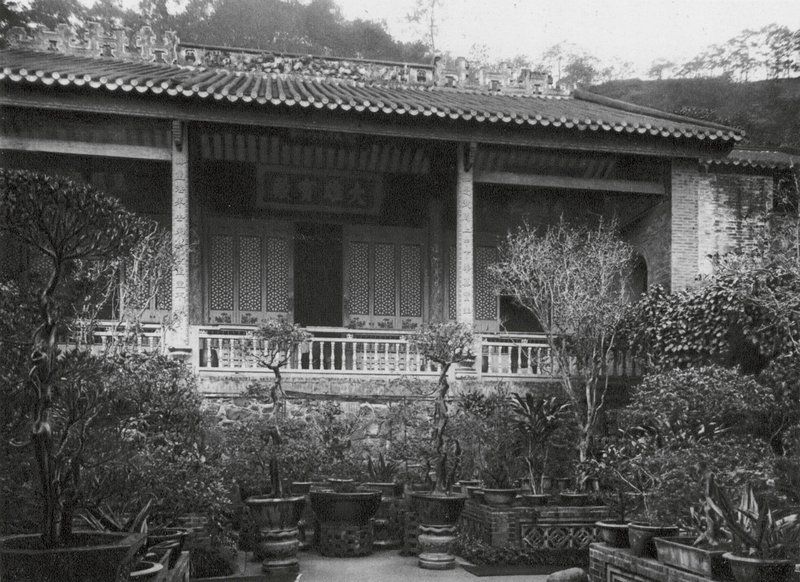 Kuangchou, Pai yun shan, Neng jen sze, Kuangtung, Neng Jenin luostarin pääsali (s/w kuva). tekijältä Ernst Boerschmann
