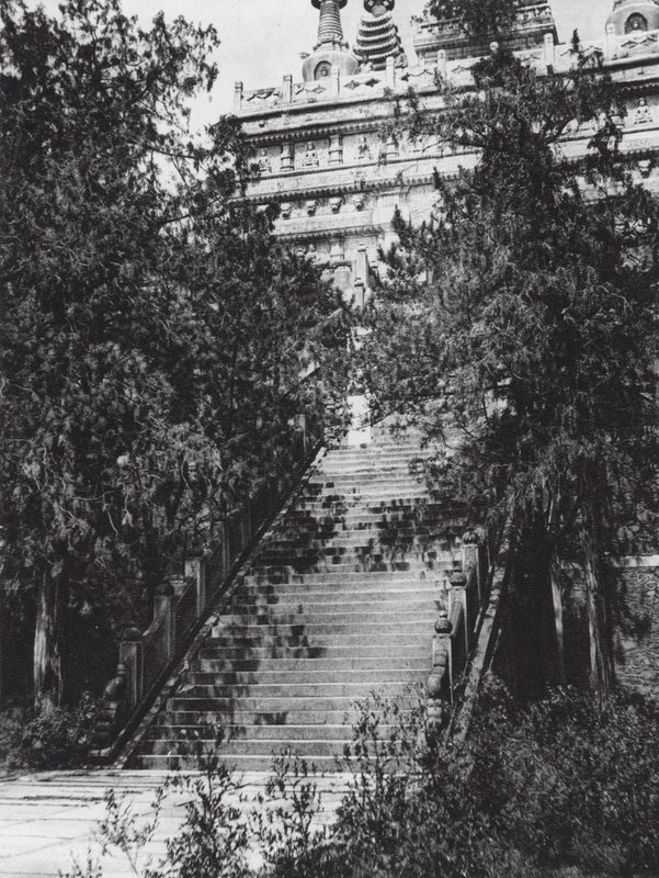 Peking, Si shan, Pi yun sze, Chihli, Western Hills lähellä Pekingiä, portaat marmoripagodille (s/w kuva) tekijältä Ernst Boerschmann