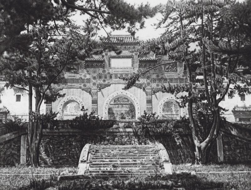 Peking, Si shan, Tsing i yuan, Chihli, Värillinen lasitettu portti läntisillä kukkuloilla lähellä Pekingiä (s/w valokuva). tekijältä Ernst Boerschmann