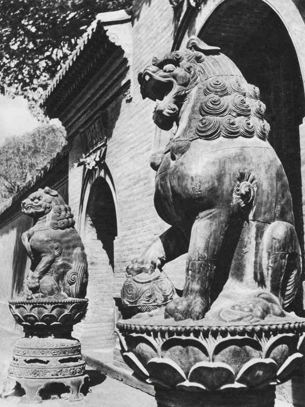 Taiyuanfu, Ta pei sze, Shansi, Pronssileijonat temppelin sisäänkäynnillä (s/w kuva) tekijältä Ernst Boerschmann