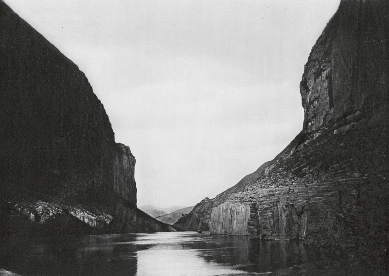 Yangtzekiang, Feng siang kou, Szechuan, Kuelchoufun alapuolella oleva Bellows Gorge, näkymä virran yläjuoksulle (s/w valokuva). tekijältä Ernst Boerschmann