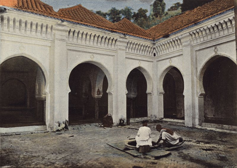 Sidi-El-Halonin moskeijan piha, Tlemcen tekijältä European Photographer
