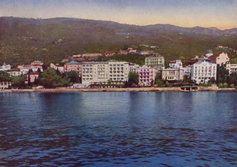 Opatija, nyt Opatija Kroatiassa: Panoraama mereltä, josta on näkymät Pension Breineriin, Hotel Residenziin, Hotel Savoyyn ja Villa Jeanetteen (kuva) tekijältä European Photographer