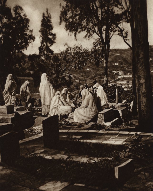 Alger, arabinaisia hautausmaalla (s/w kuva) tekijältä European Photographer