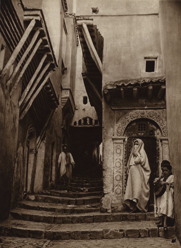 Alger, katu vanhassa kaupungissa (s/w kuva) tekijältä European Photographer