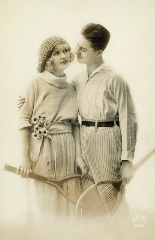 Pariskunta tennismailojen kanssa (s/w kuva) tekijältä European Photographer