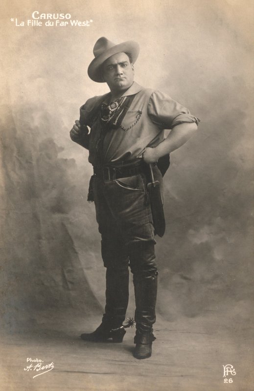 Enrico Caruso Puccinin La Fanciulla Del Westissä (valkoinen kuva) tekijältä European Photographer