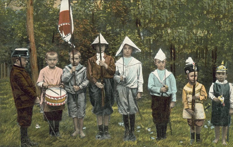 Ryhmä poikia leikkimässä sotilaita (kuva) tekijältä European Photographer