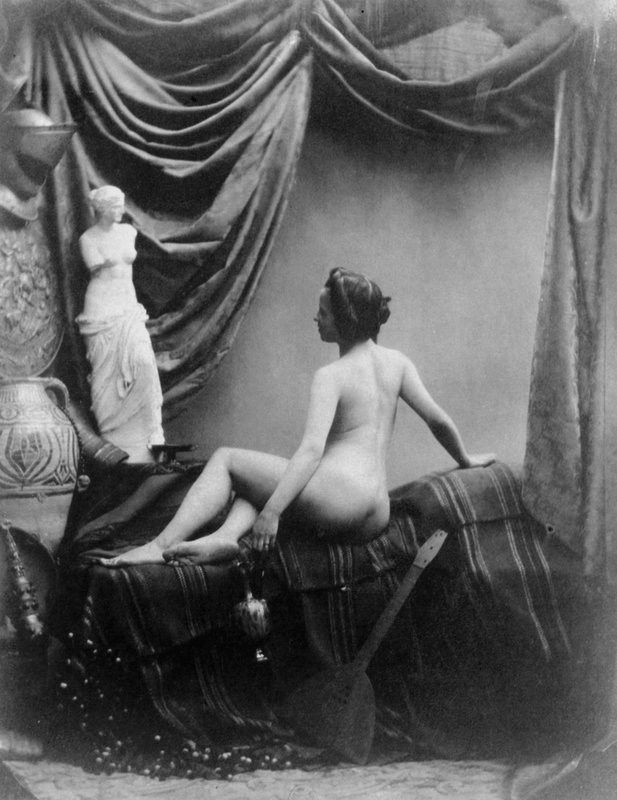 Alaston nainen ihailee Milon Venuksen hahmoa (s/w-kuva) tekijältä European Photographer