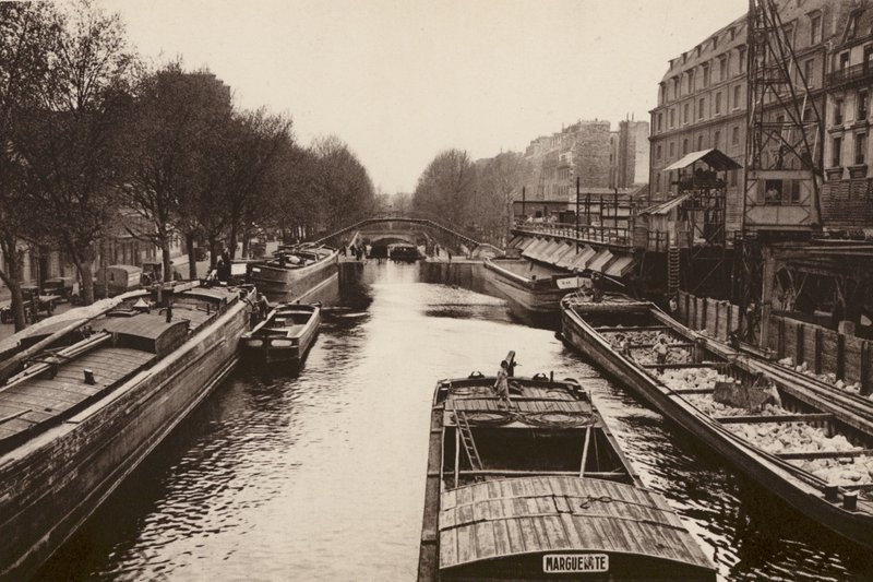 Pariisi: Saint-Martinin kanavan pinnacit (s/w-kuva): Les peniches sur le Canal St-Martin; Pinnacit Canal St-Martinilla (s/w-kuva). tekijältä European Photographer