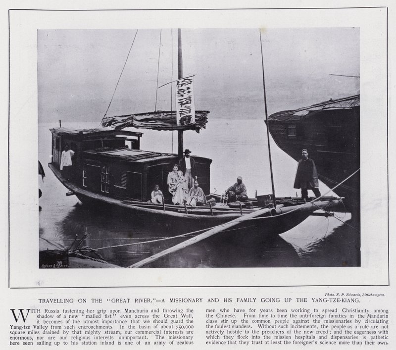 Matkustaa "Suurella joella", lähetyssaarnaaja ja hänen perheensä nousemassa Yang-tze-Kiangia pitkin (m/v kuva) tekijältä European Photographer