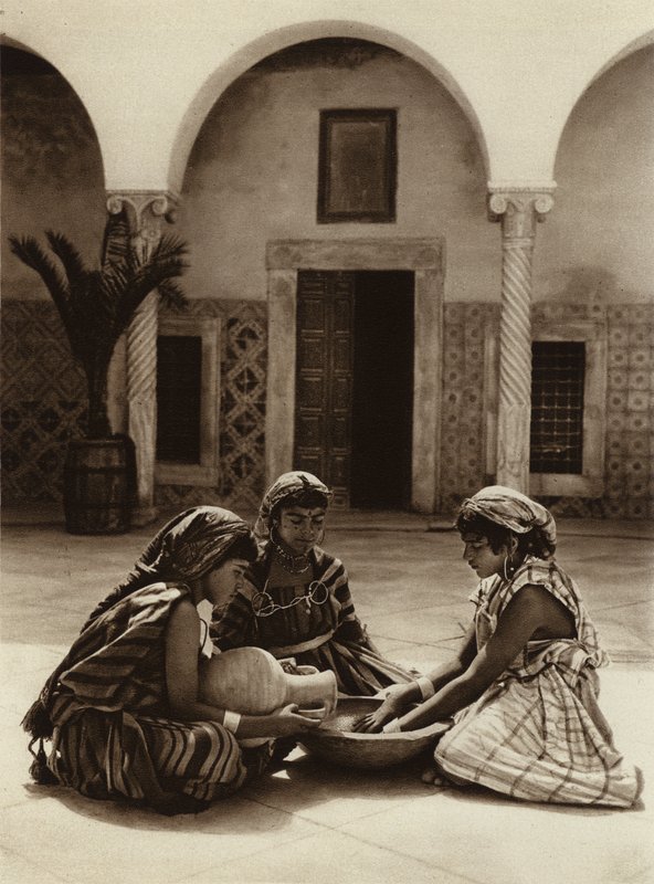 Tunis, Naisryhmä arabitalossa (s/w kuva) tekijältä European Photographer