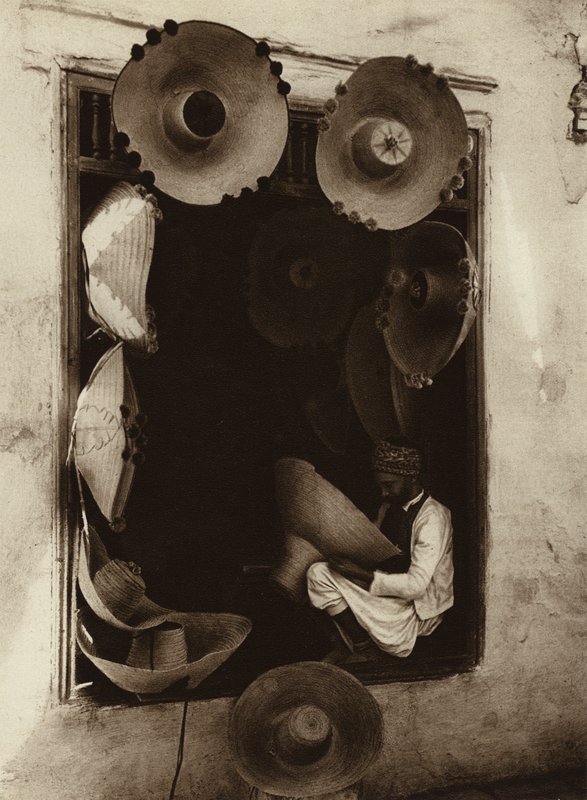 Tunisialainen hatunkudoja (s/w-kuva) tekijältä European Photographer