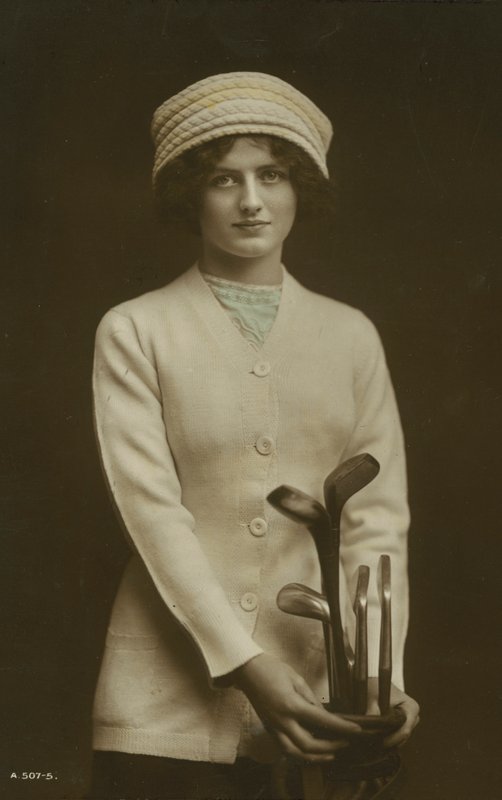 Nuori nainen golfmailojen kanssa (värillinen kuva) tekijältä European Photographer