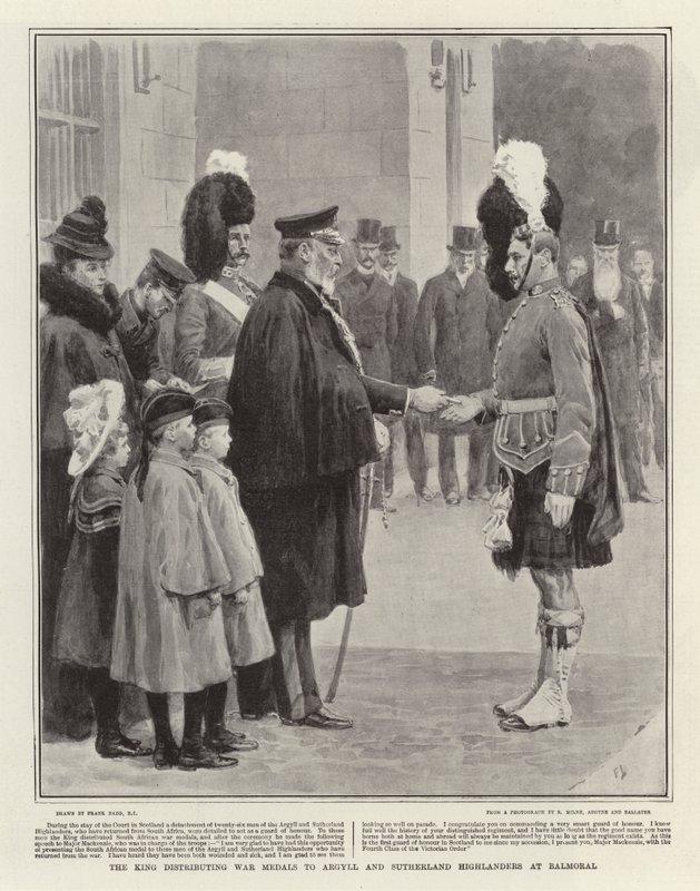 Kuningas jakaa sotamitaleja Argyllille ja Sutherland Highlandersille Balmoralissa tekijältä Frank Dadd