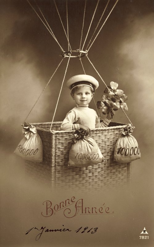 Vuoden 1913 uudenvuoden kortti, jossa poika nousee ilmapallolla ja paljon rahaa painolastina tekijältä French Photographer