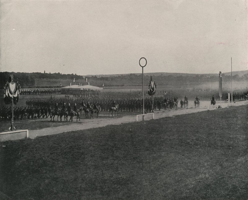 Sotilasarvostelu Longchampsissa (m/w kuva) tekijältä French Photographer