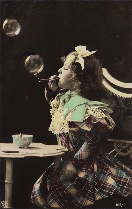 Pieni tyttö puhaltaa kuplia putkesta (sävytetty kuva) tekijältä French Photographer
