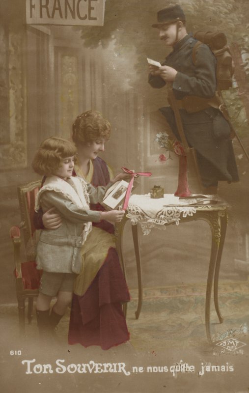 Äiti ja lapsi valmistelevat kirjeen sotilas-isälleen (sävytetty kuva) tekijältä French Photographer